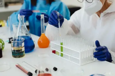 Szennyezés vizsgálat étrend-kiegészítőknél: Milyen szennyezőanyagokat keresnek a laborok?